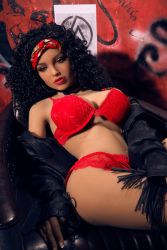 Sexpupe Melina im roten Dessous-Set auf Ledersessel